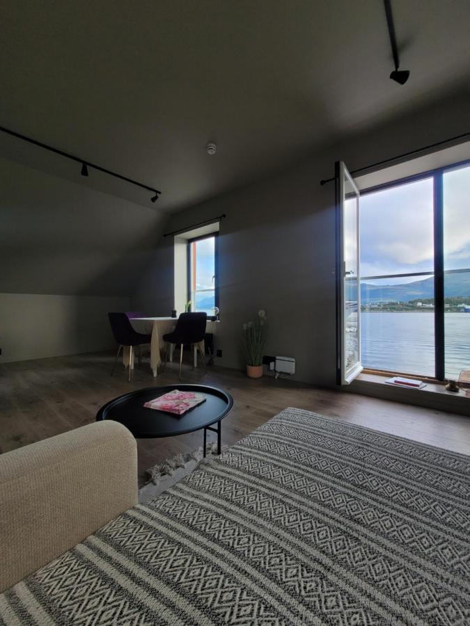 Single Elegant Room I Sentrum- Sea View Ålesund Zewnętrze zdjęcie